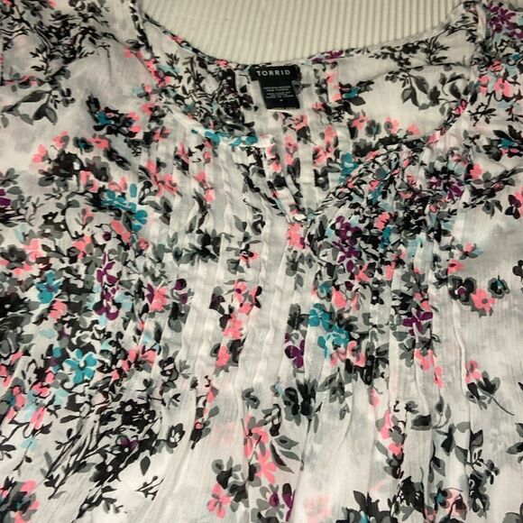 Torrid Floral sheer blouse plus Size 4 - Picture 3 of 5